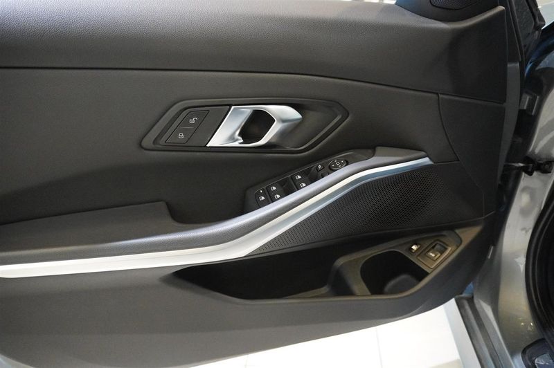 BMW 330 bild 12