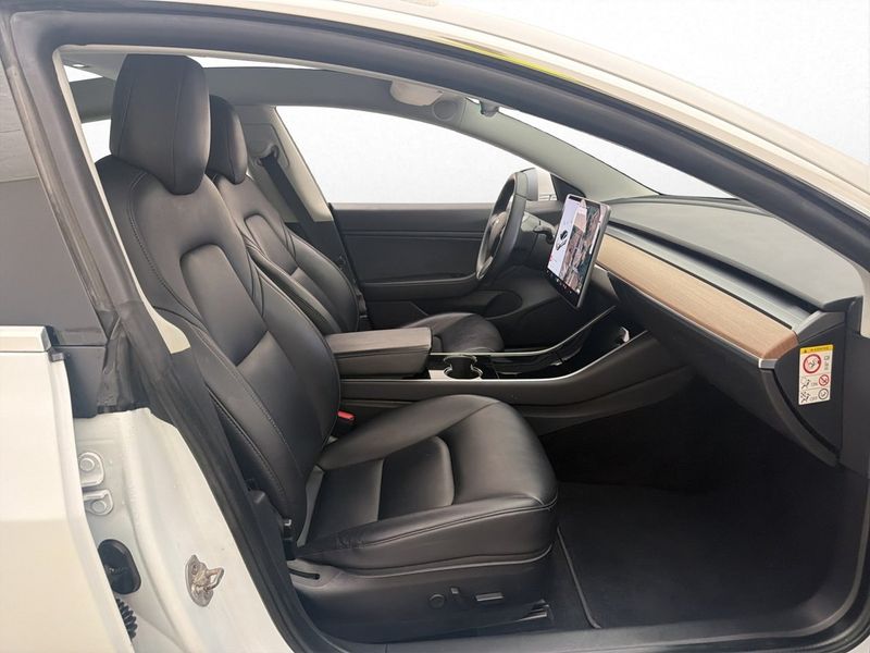 Tesla Model 3 bild 21