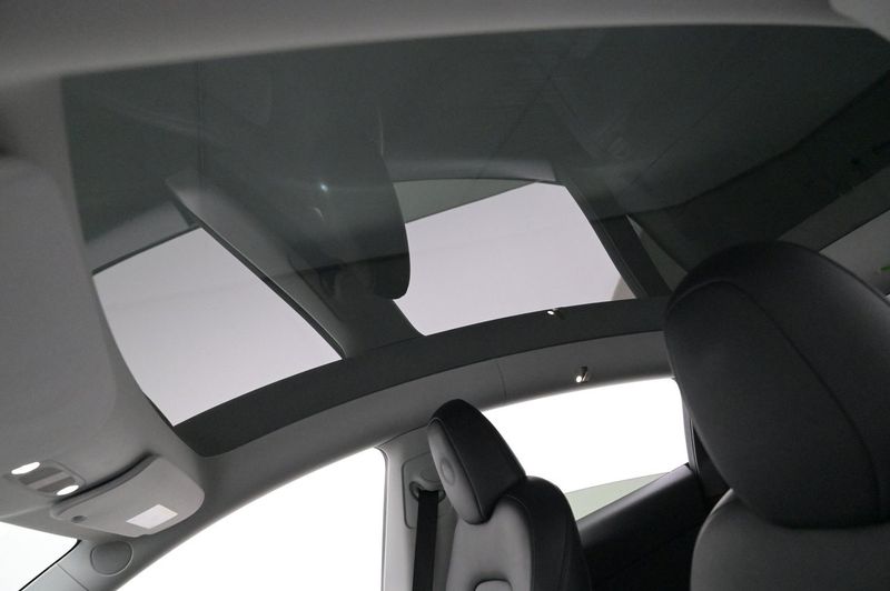 Tesla Model Y bild 25