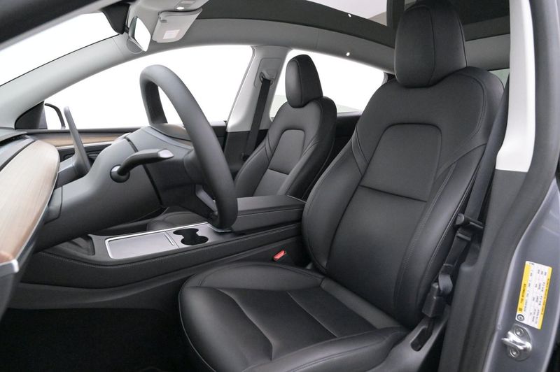 Tesla Model Y bild 8
