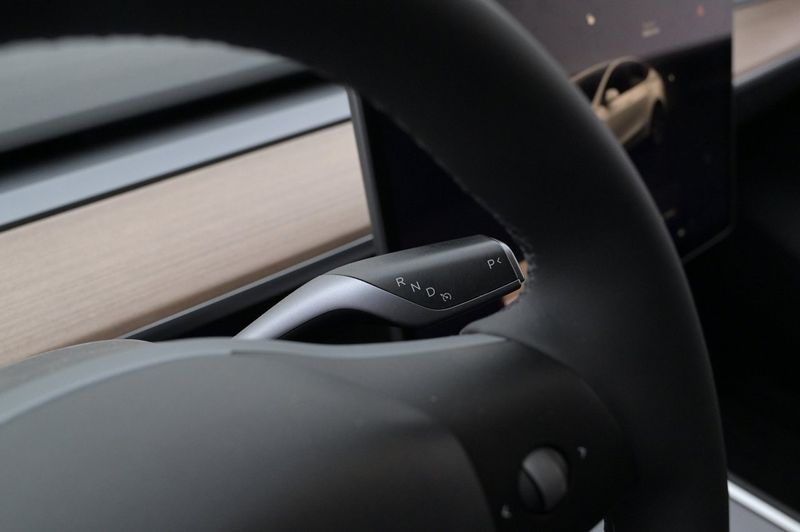 Tesla Model Y bild 8