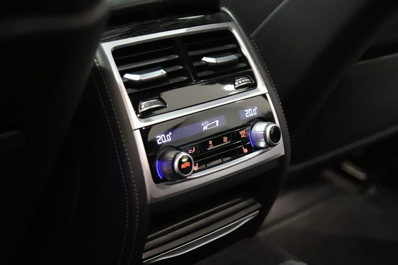 BMW 750 bild 15