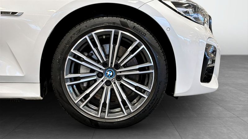 BMW 330 bild 9