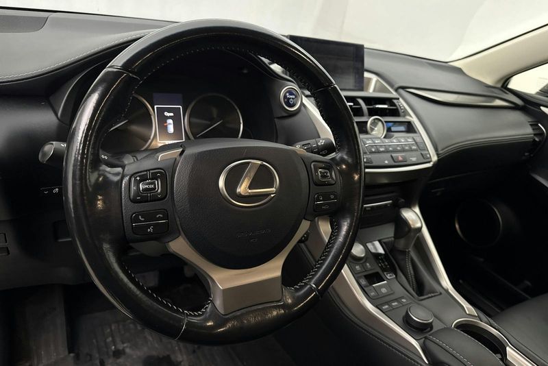 Lexus NX bild 12