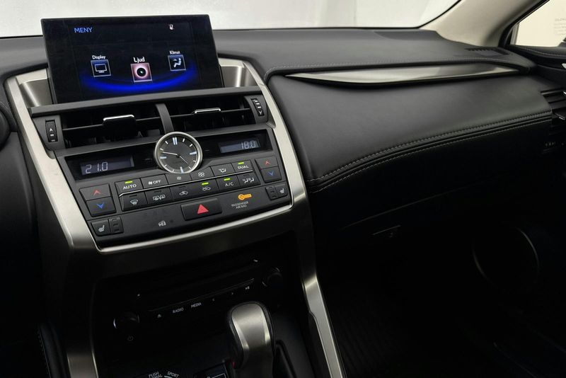 Lexus NX bild 14