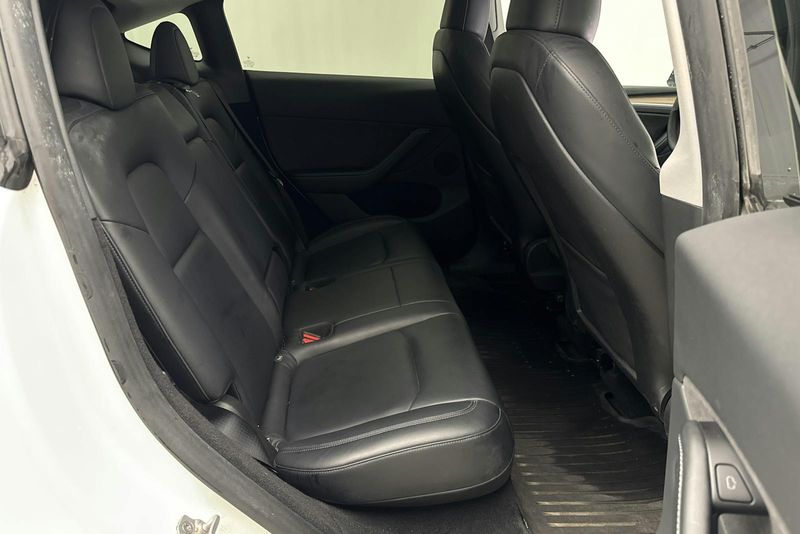 Tesla Model Y bild 8