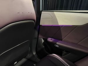 Mazda CX-6e bild 15