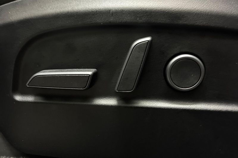 Tesla Model Y bild 25
