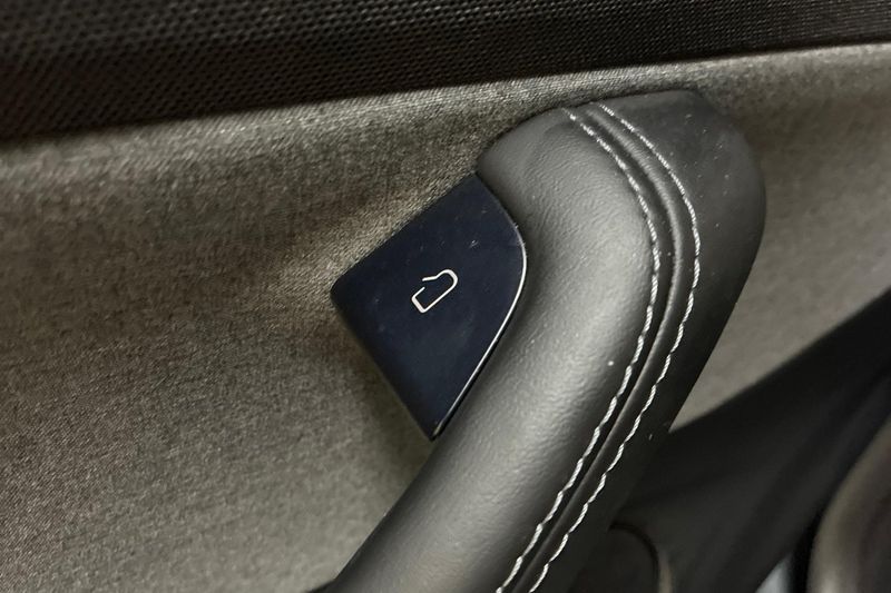 Tesla Model Y bild 26