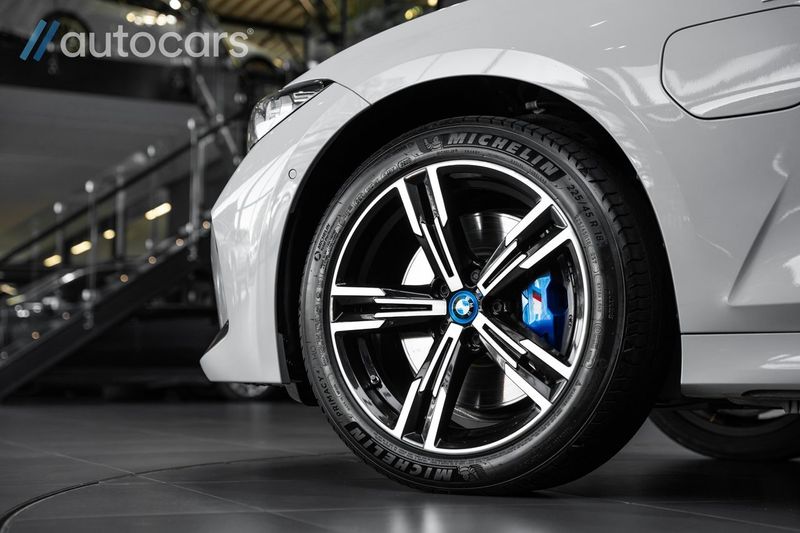 BMW 330 bild 8