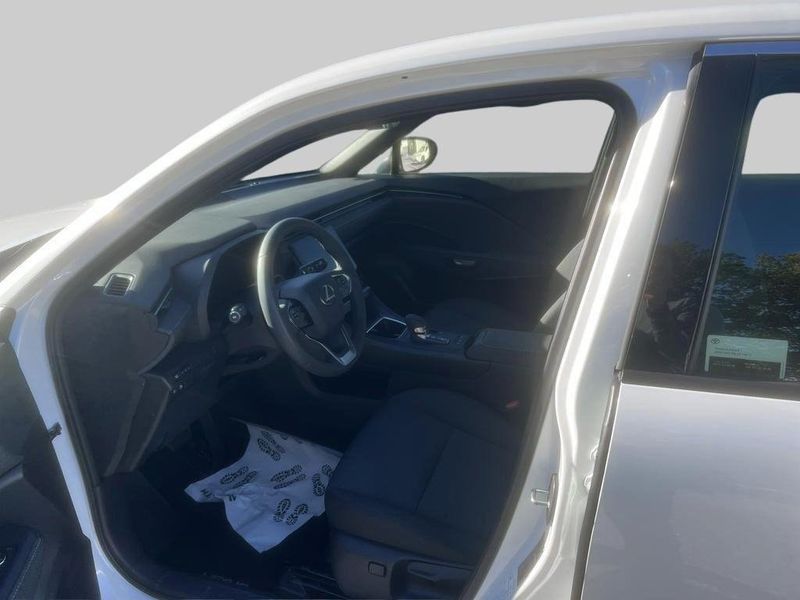 Lexus LBX bild 6