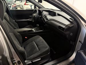 Lexus UX bild 12