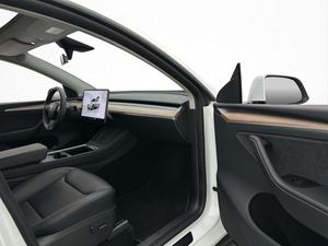 Tesla Model Y bild 17