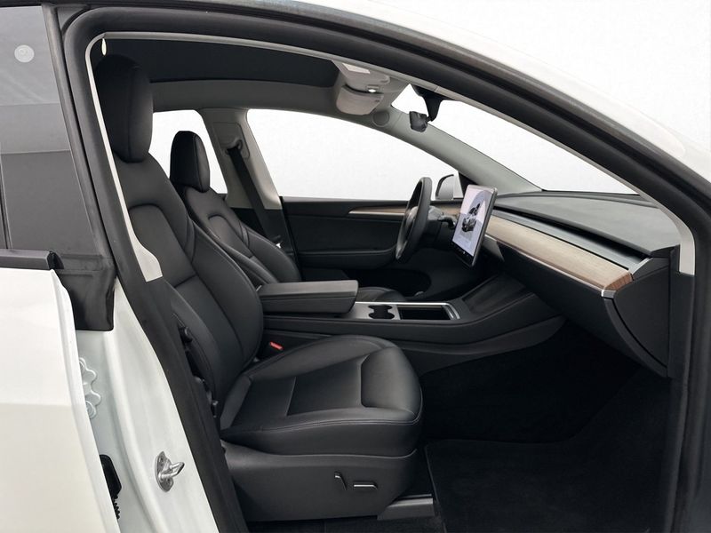 Tesla Model Y bild 16