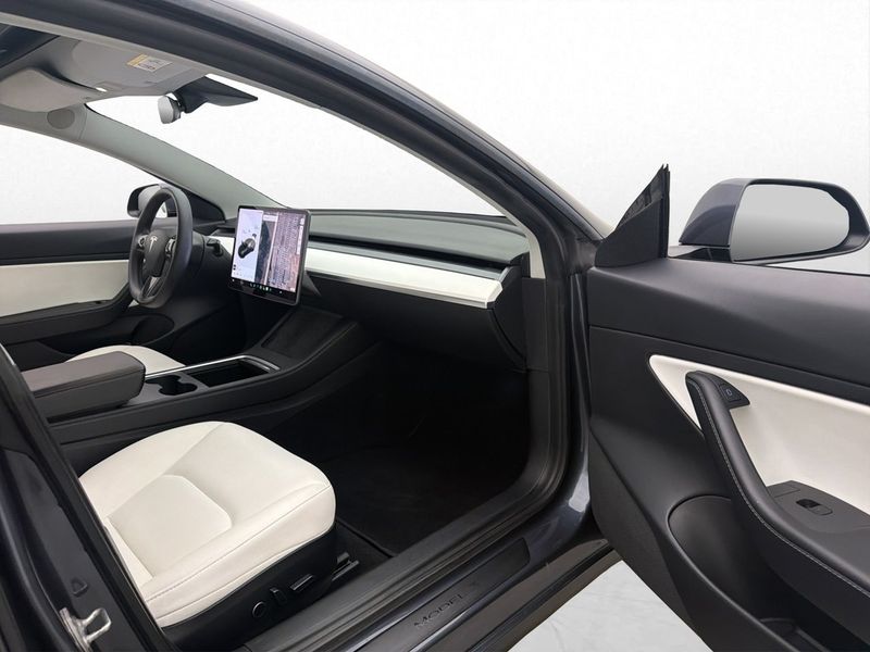 Tesla Model 3 bild 11