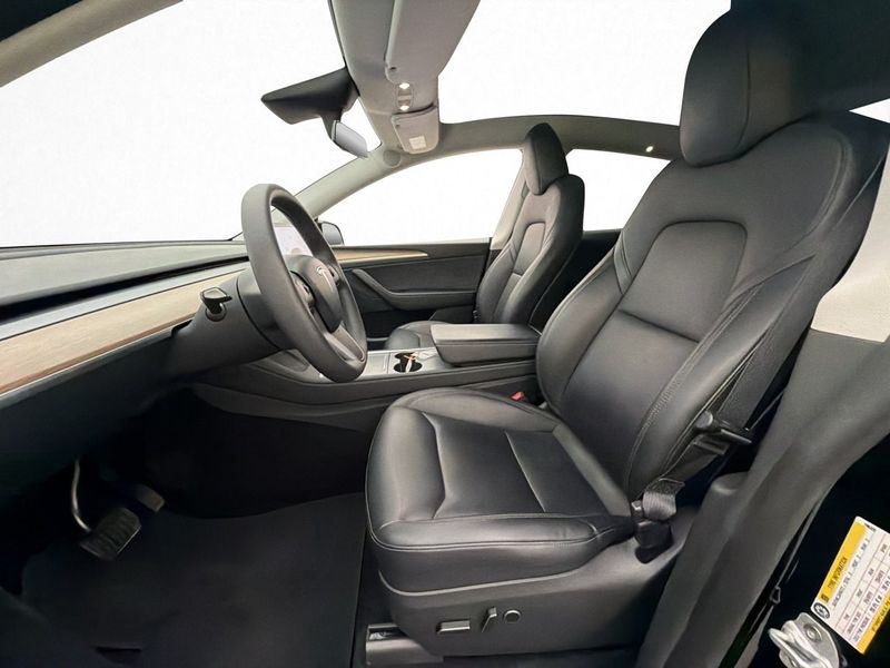 Tesla Model Y bild 12