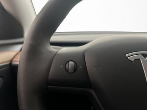 Tesla Model Y bild 17