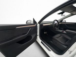 Tesla Model Y bild 12