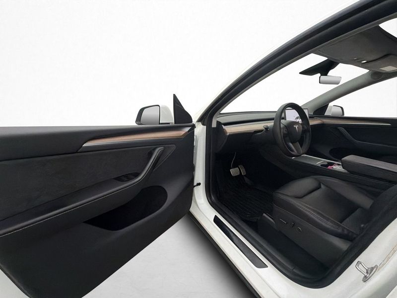 Tesla Model Y bild 12