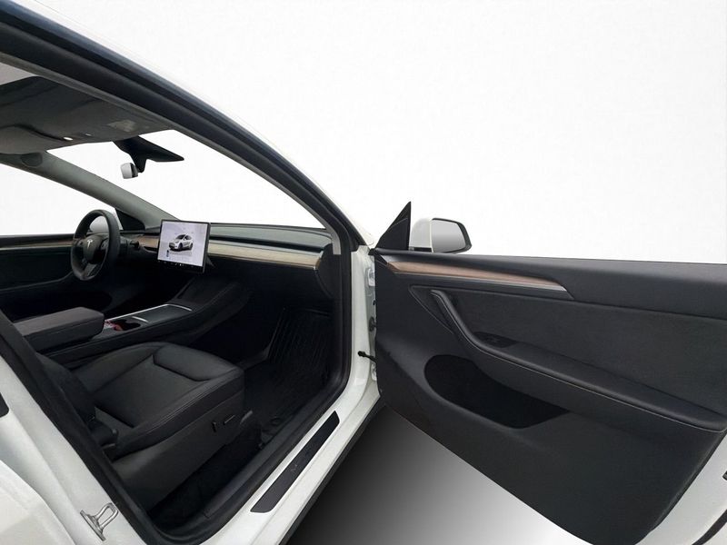Tesla Model Y bild 17