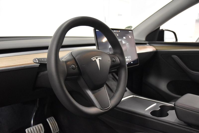Tesla Model Y bild 8