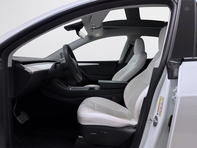 Tesla Model Y bild 8