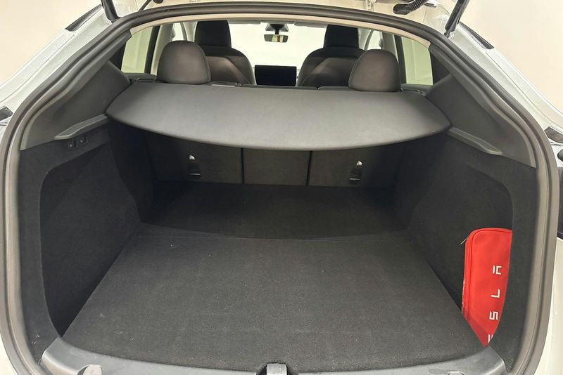 Tesla Model Y bild 9