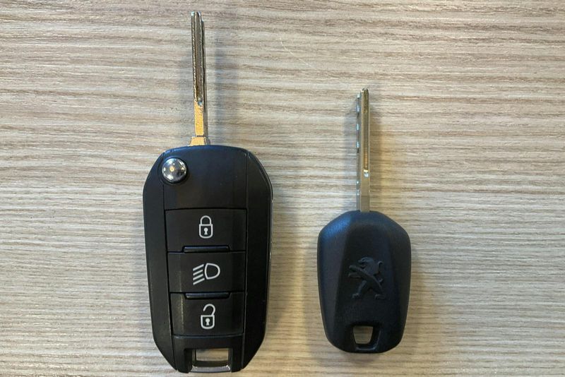 Peugeot 208 bild 12