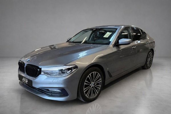 BMW 530 e iPerformance Sedan Sport line 360° HUD Navi Innovation - 2017