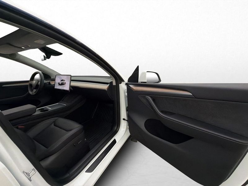 Tesla Model Y bild 26