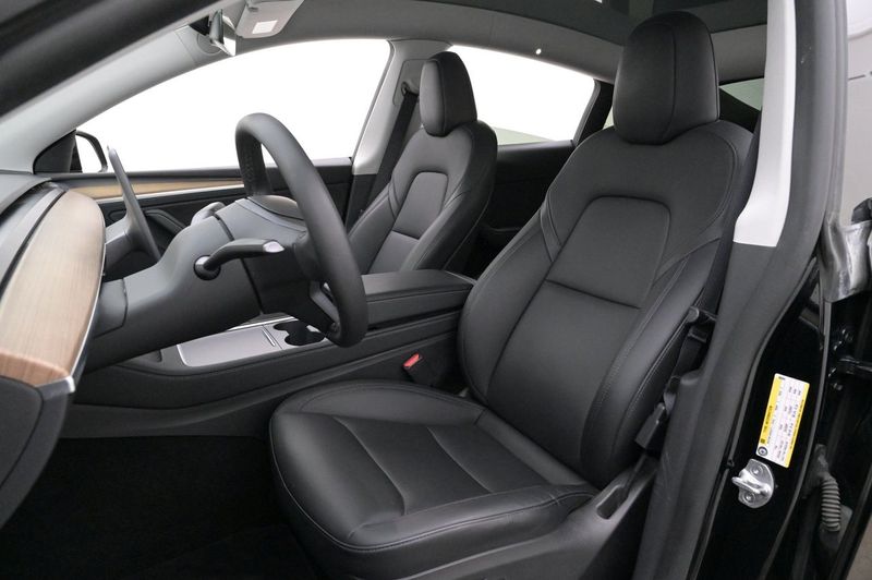 Tesla Model Y bild 8