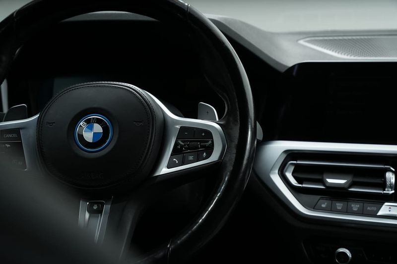BMW 330 bild 18