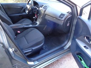 Toyota Avensis bild 14
