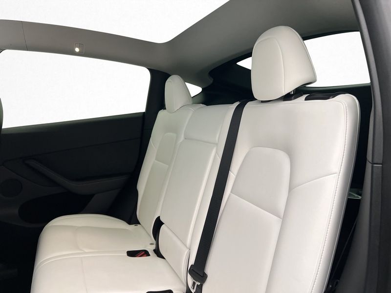 Tesla Model Y bild 25
