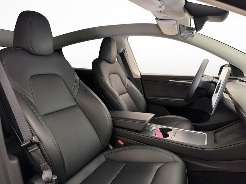 Tesla Model Y bild 15