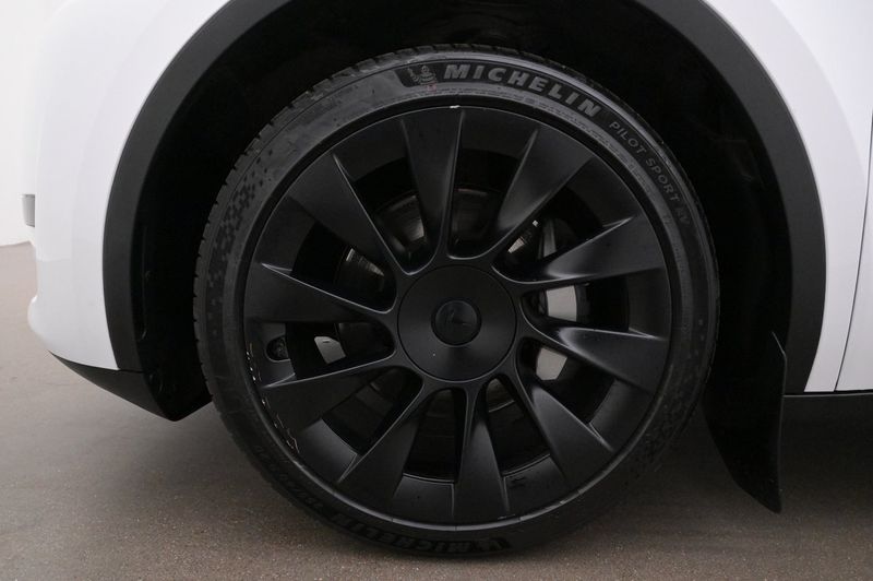 Tesla Model Y bild 27