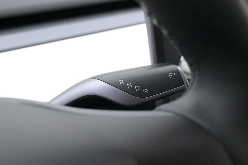 Tesla Model Y bild 8