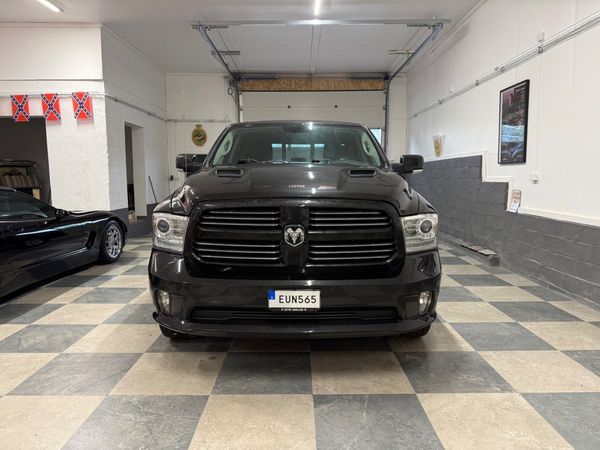 RAM 1500 SPORT HEMI 5.7 QUAD CAB LÅNGA FLAKET EV BYTE - 2015