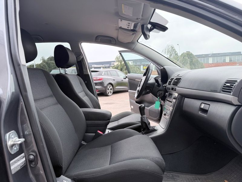 Toyota Avensis bild 7