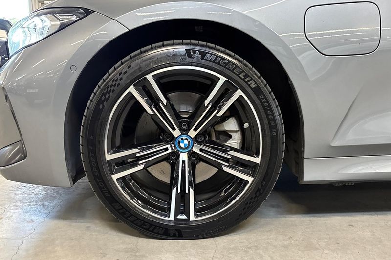 BMW 330 bild 11