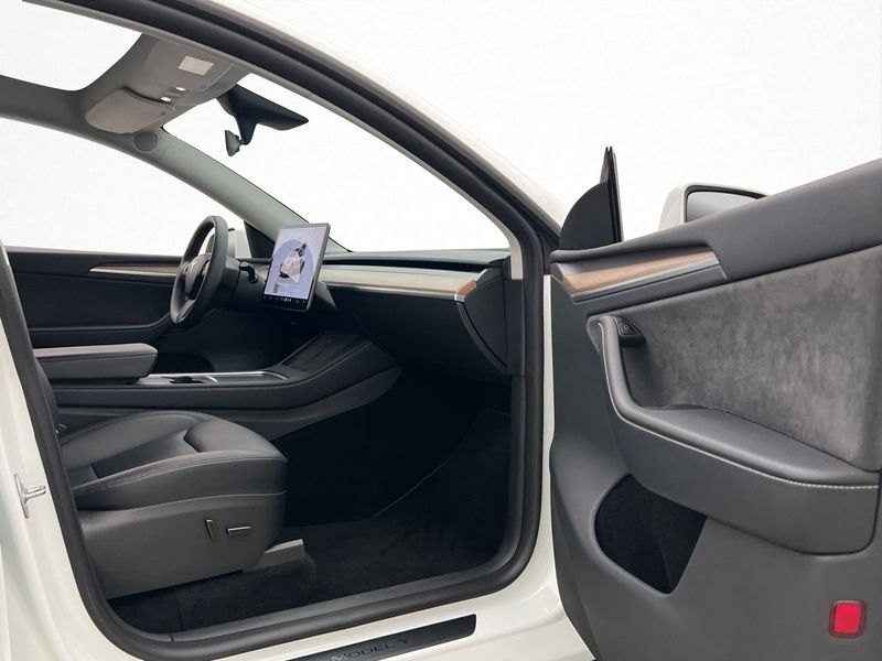 Tesla Model Y bild 17