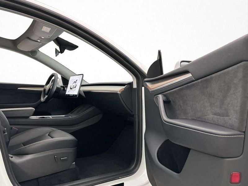 Tesla Model Y bild 16