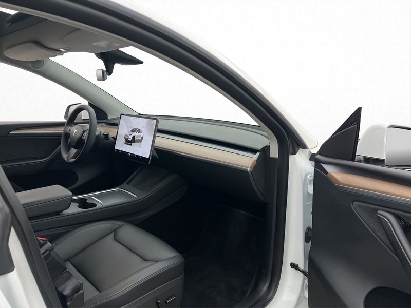 Tesla Model Y bild 32