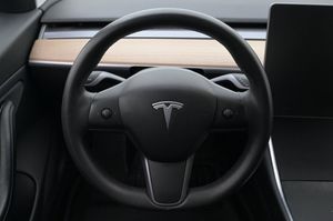 Tesla Model 3 bild 7