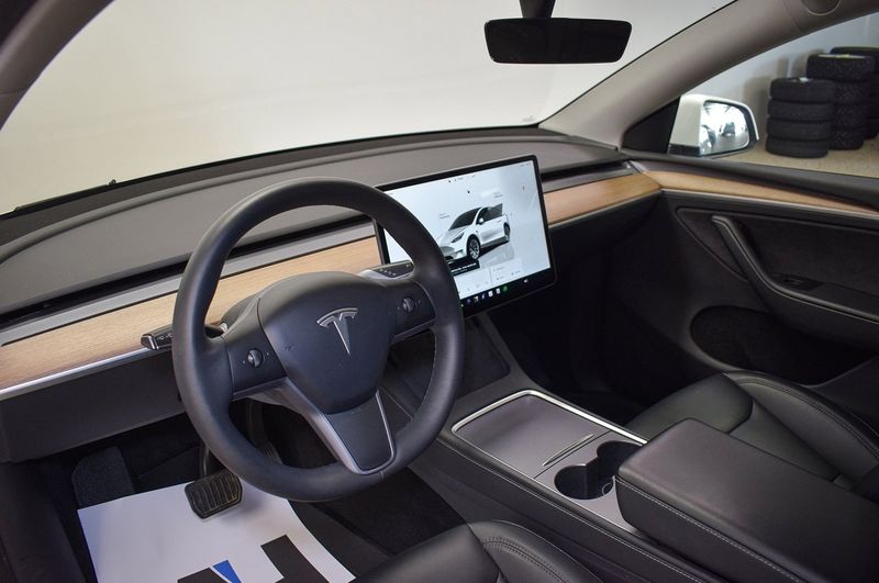 Tesla Model Y bild 8