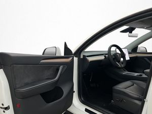 Tesla Model Y bild 17