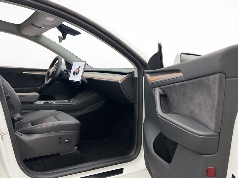 Tesla Model Y bild 33