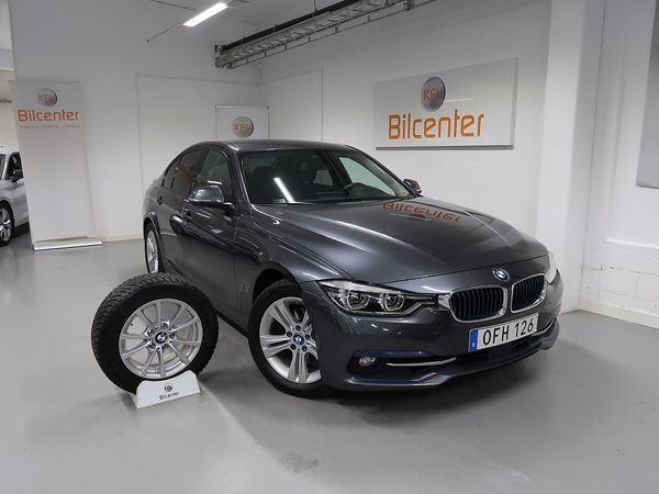 BMW 330 e Sedan Sport line V-Däck ingår Navi-AdaptivFH-BT-Parksen - 2017