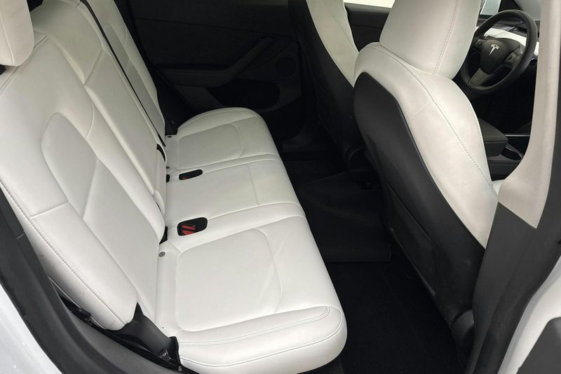 Tesla Model Y bild 8