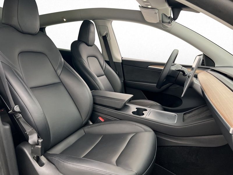 Tesla Model Y bild 27